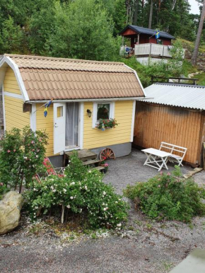 Sjönära liten stuga med sovloft, toilet in other small house, no shower in Åkersberga